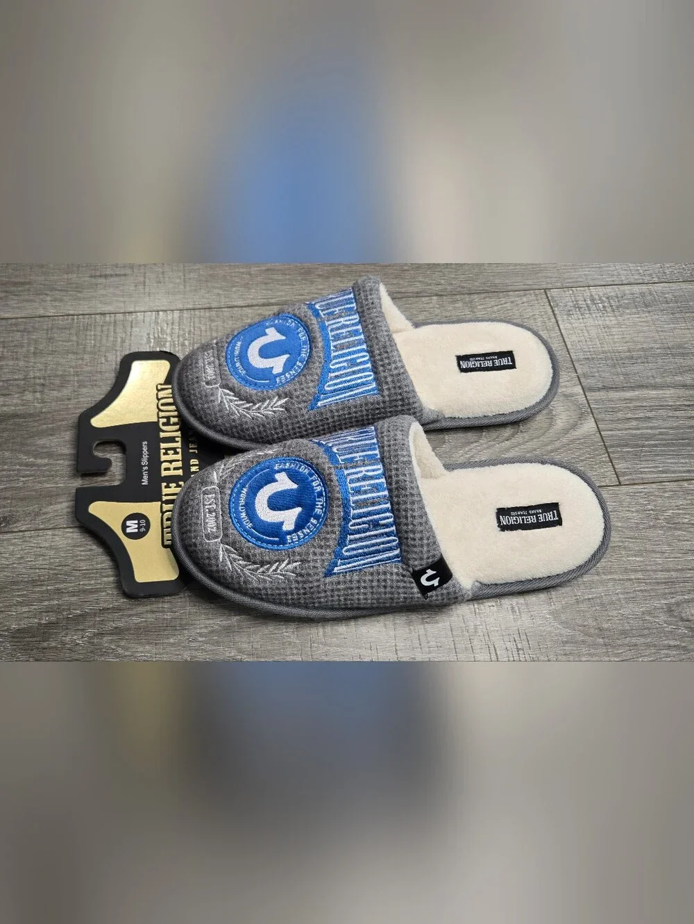 True Religion Men’s Slippers Medium 9-10 Gray Blue Horseshoe Logo NWT House Shoe
